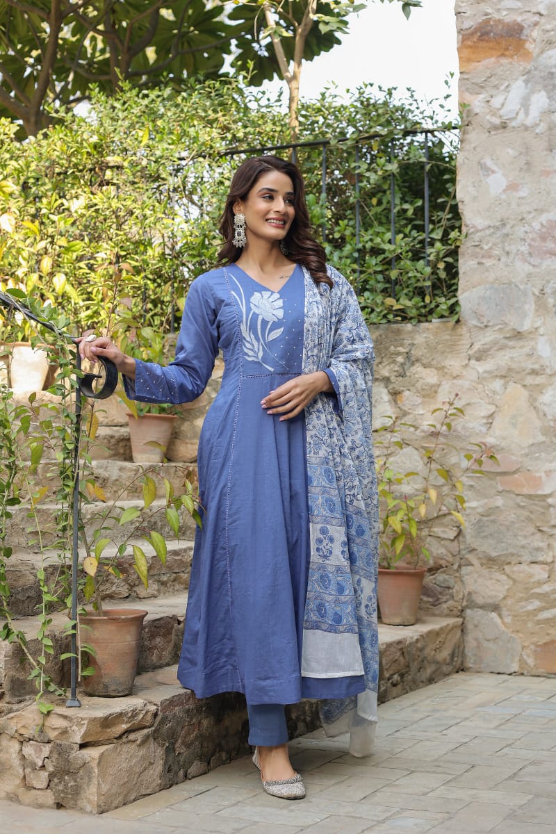 Blue Kurta Suit Set with Floral Embroidery